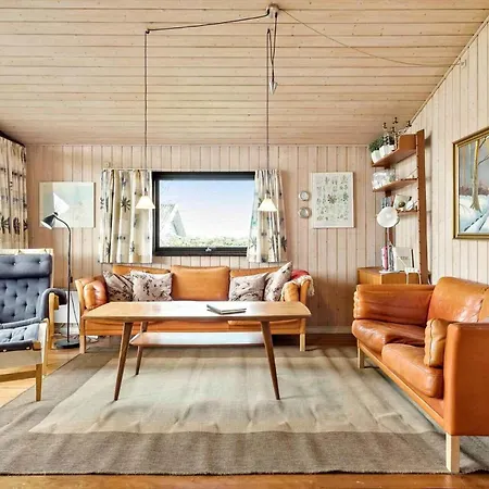 Cozy With Beautiful Views Of Sea And Meadow Brenderup
